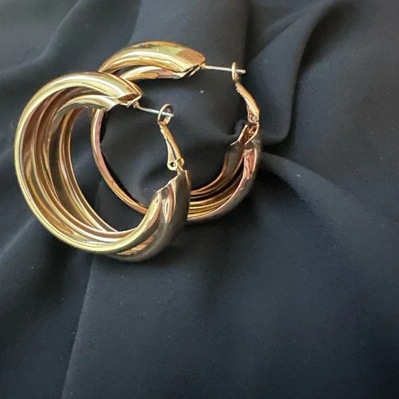 Fashion earrings, large hoops. - Picture 4 of 9